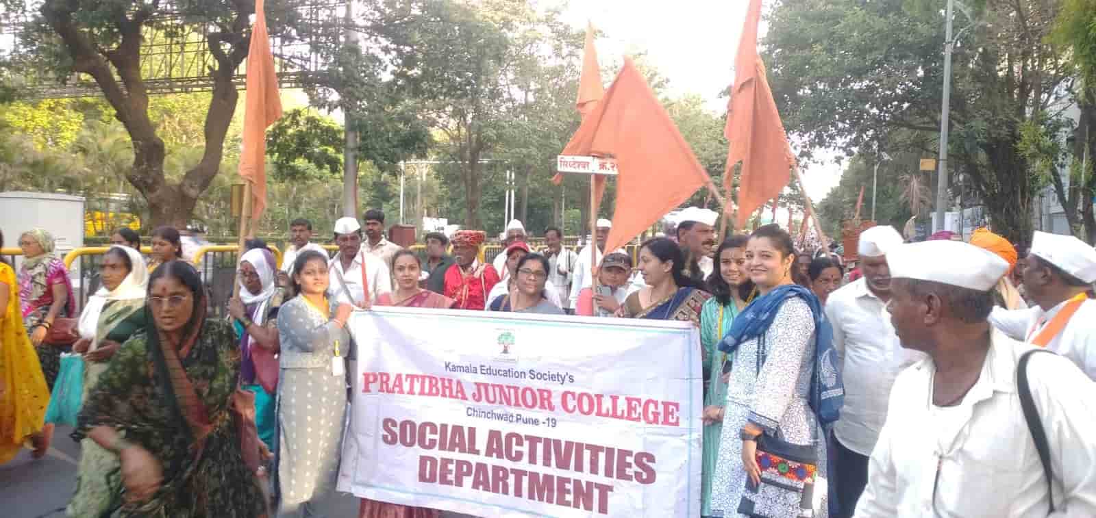 प्रतिभा महाविद्यालय व ज्युनिअर कॉलेजचा दिंडीत खाऊ वाटप व वारीत सहभाग...