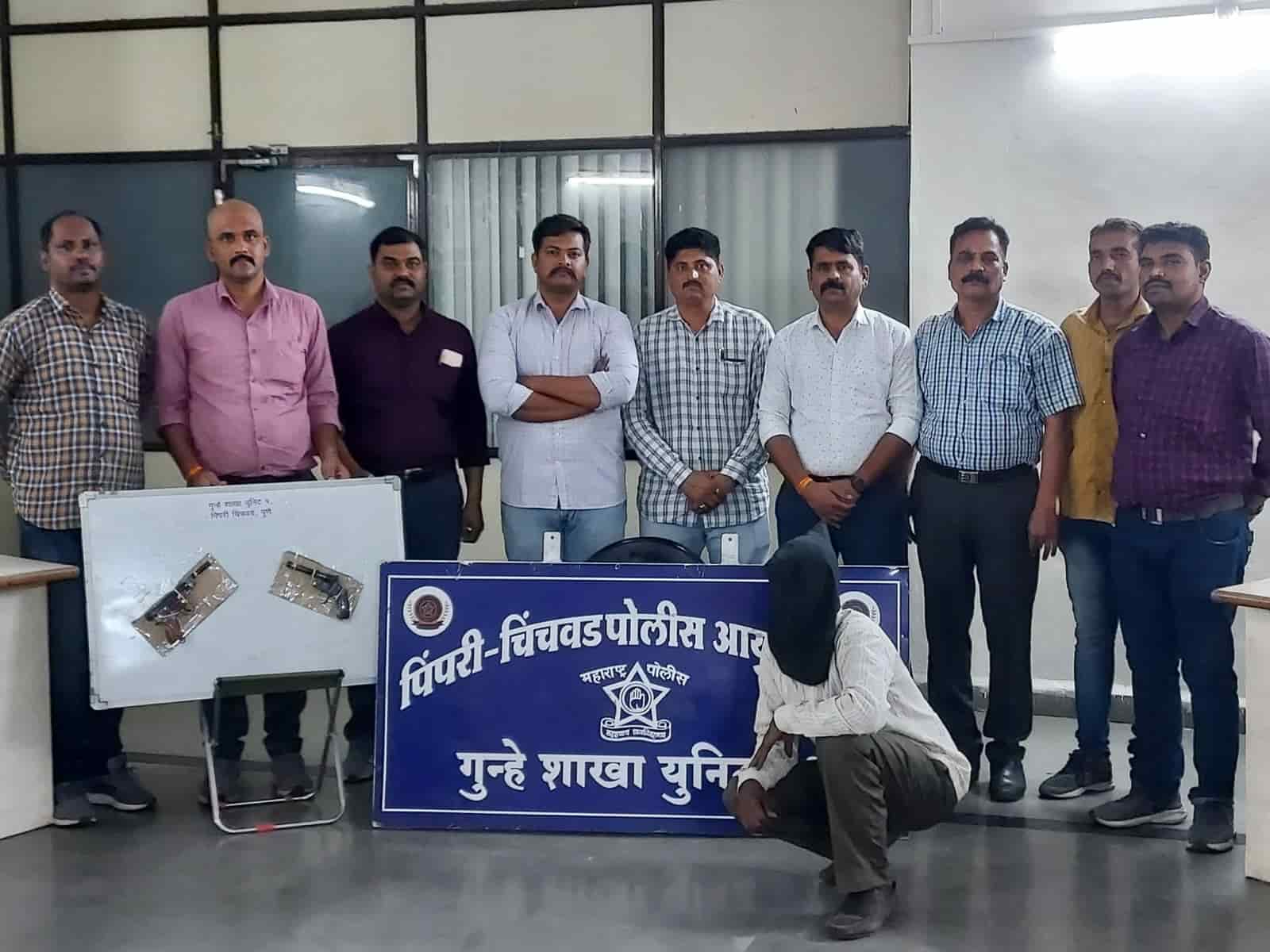 जुन्या भांडणाची खुन्नस धरून खून करण्याच्या इराद्याने एकावर बंदूक रोखली..