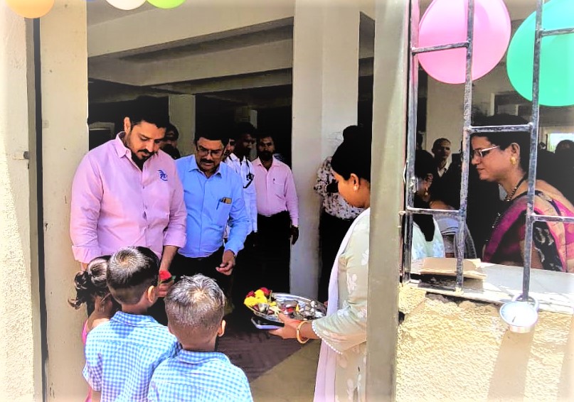 कुदळवाडीत पालिकेच्या शाळेतील विद्यार्थ्यांचे गुलाबपुष्प व पाठ्यपुस्तकं देऊन स्वागत...