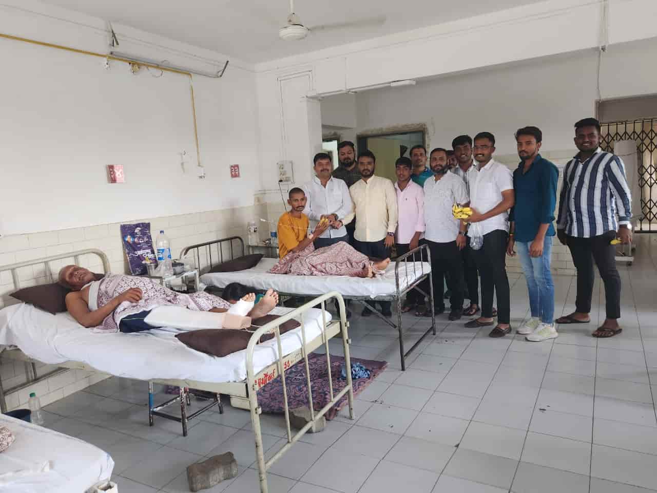 युवासेना भोसरी विधानसभेच्या वतीने वायसीएम रुग्णालयात रुग्णांना फळ वाटप...