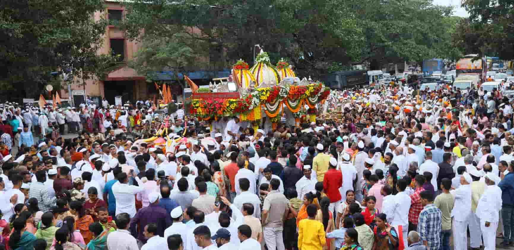 जगद्गुरु संत श्री तुकाराम महाराज परतीच्या पालखी सोहळ्याचे शहरात स्वागत...  