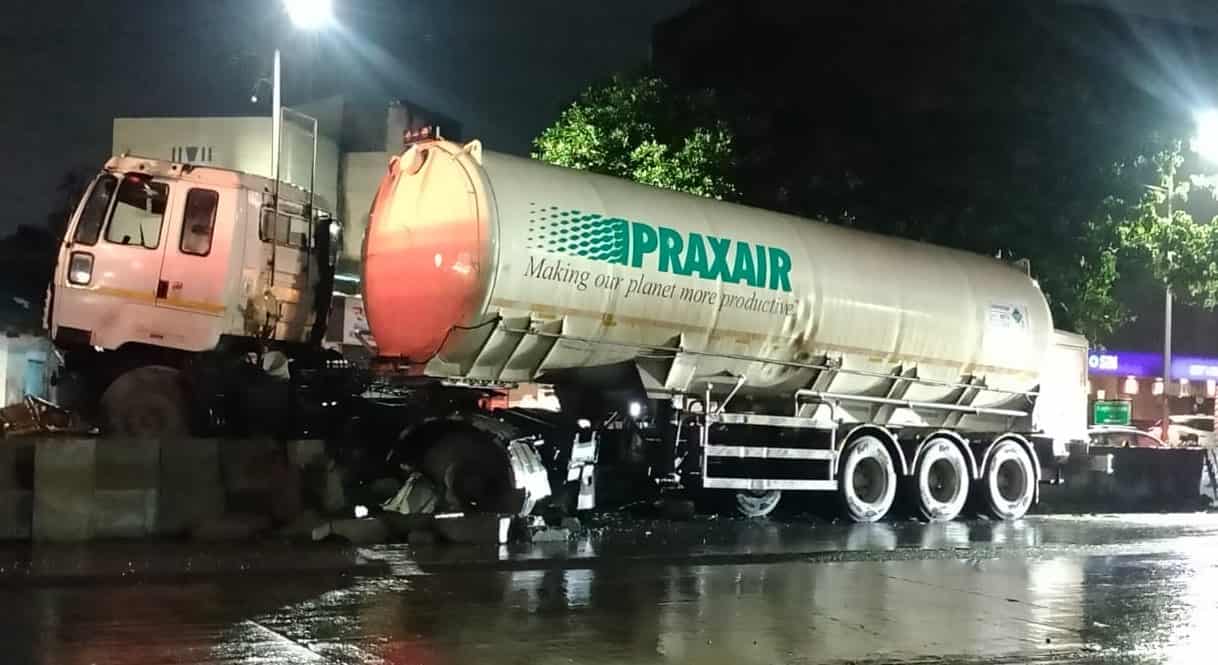 निगडीतील भक्ती शक्ती ब्रिजवरील अपघातग्रस्त टॅंकर चालकाविरुद्ध पोलीसात तक्रार...