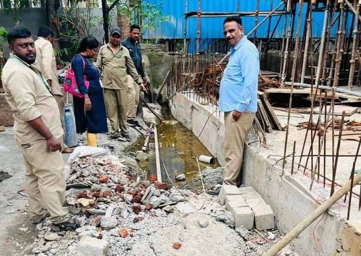 निगडीतील बांधकाम साईटवर आढळल्या डासांच्या अळ्या..