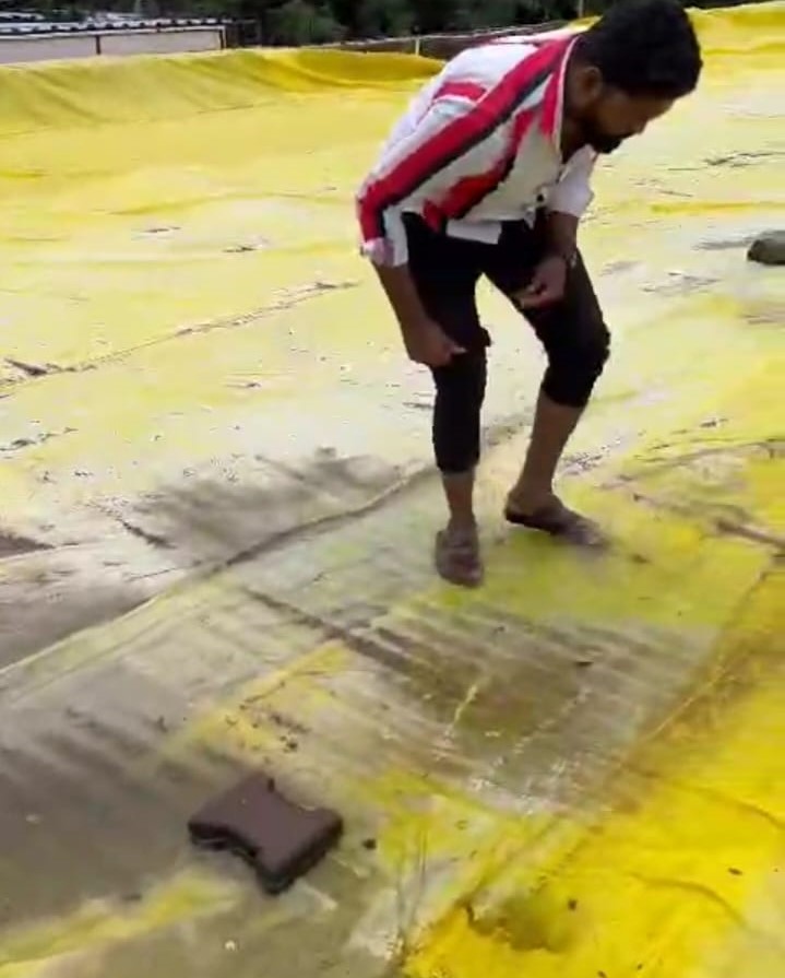 चिखलीत म्हेत्रेवस्ती दवाखान्याला पावसामुळे गळती; औषध, कागदपत्रं भिजली..