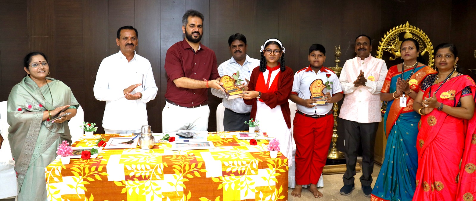 केशवनगर शाळेतील विद्यार्थ्याच्या चित्रांच्या प्रदर्शनाला आयुक्तांची उपस्थिती...