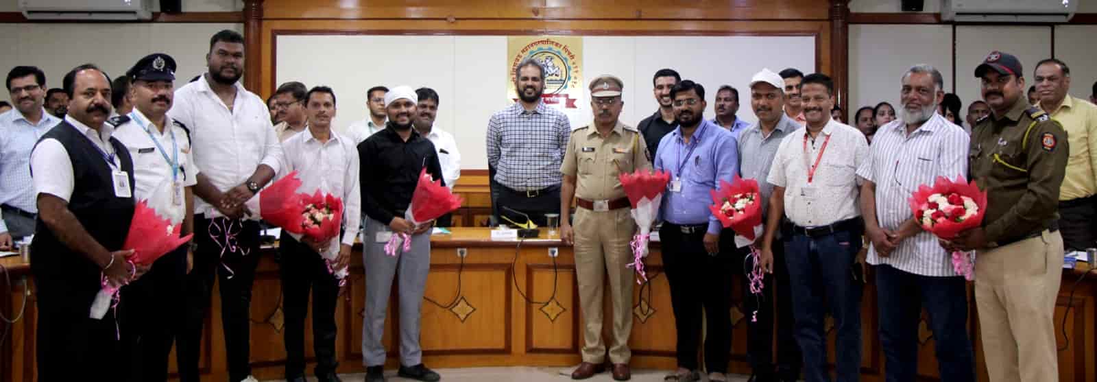 नुकत्याच झालेल्या टँकर दुर्घटनेवर नियंत्रण मिळविणाऱ्या साहसी वीरांचा सन्मान...