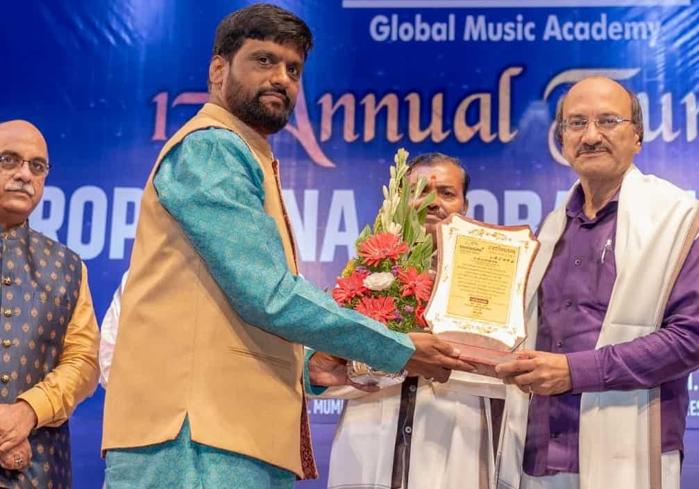 राजन लाखे यांना 'स्वरोपासना साहित्य गौरव' पुरस्कार...