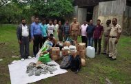 गांजा बाळगणाऱ्या तरूणाकडे आढळला बनावट देशी दारूचा साठा..