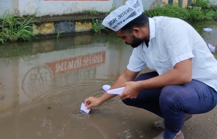आम आदमी पार्टीकडून शहरात साचलेल्या पाण्यामध्ये होड्या सोडून प्रशासनाचा निषेध...
