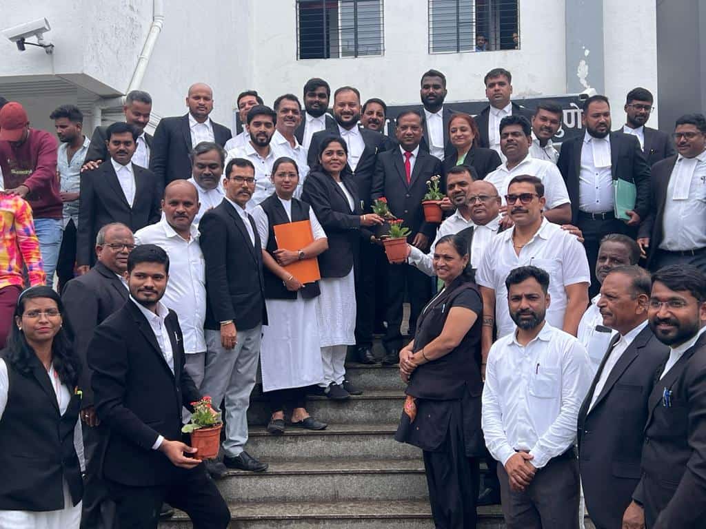 जागतिक न्याय दिनानिमित्त वकिलांच्या संघटनेकडून पिंपरीत वृक्षारोपण...