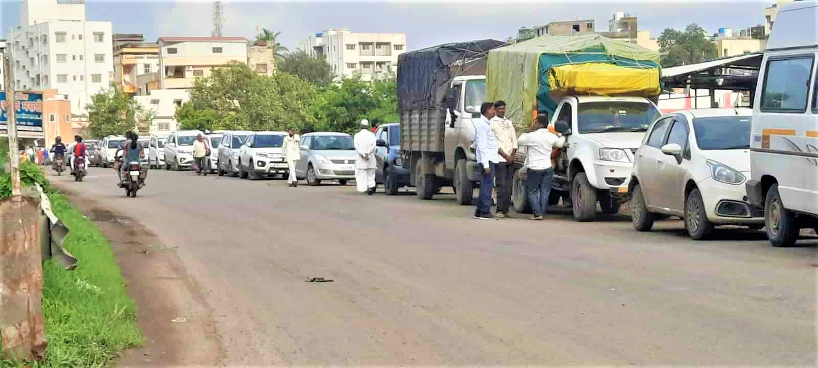 तीर्थक्षेत्र देहूगावात इंद्रायणी पुलावर वाहनांची दररोजच लागतेय रीघ..