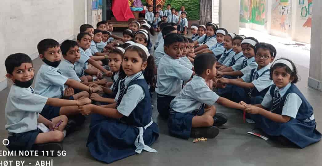 अरविंद एज्युकेशन सोसायटीतील विद्यार्थ्यांनी बनविल्या वैविध्यपूर्ण राख्या... 