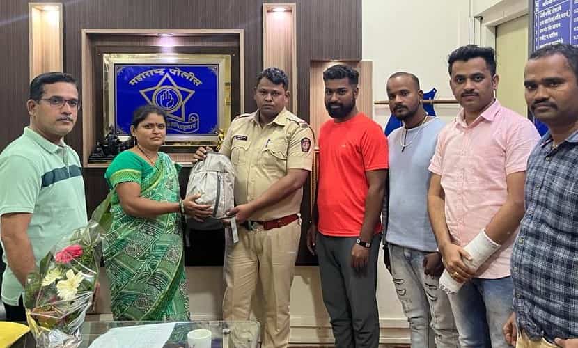 रावेत येथील मुकाई चौकात आढळली सोन्या चांदीचे दागिने असणारी पिशवी..