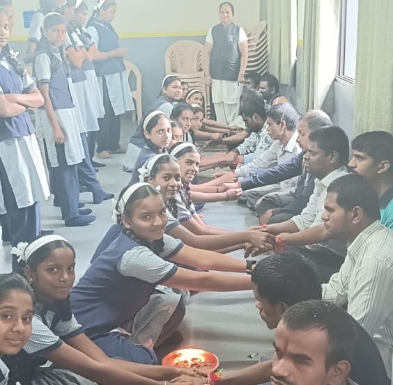 क्रांतीज्योती सावित्रीबाई फुले संस्थेतील विद्यार्थ्यांकडून अनोखे रक्षाबंधन...