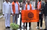 जुनी सांगवी, दापोडीत मनसेकडून खड्ड्यात झाडे लावून आंदोलन...
