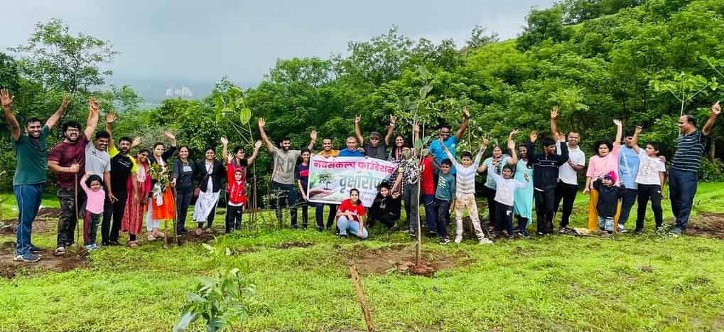 दांपत्यांच्या सहभागातून घोरावडेश्वर डोंगरावर वृक्षारोपण...