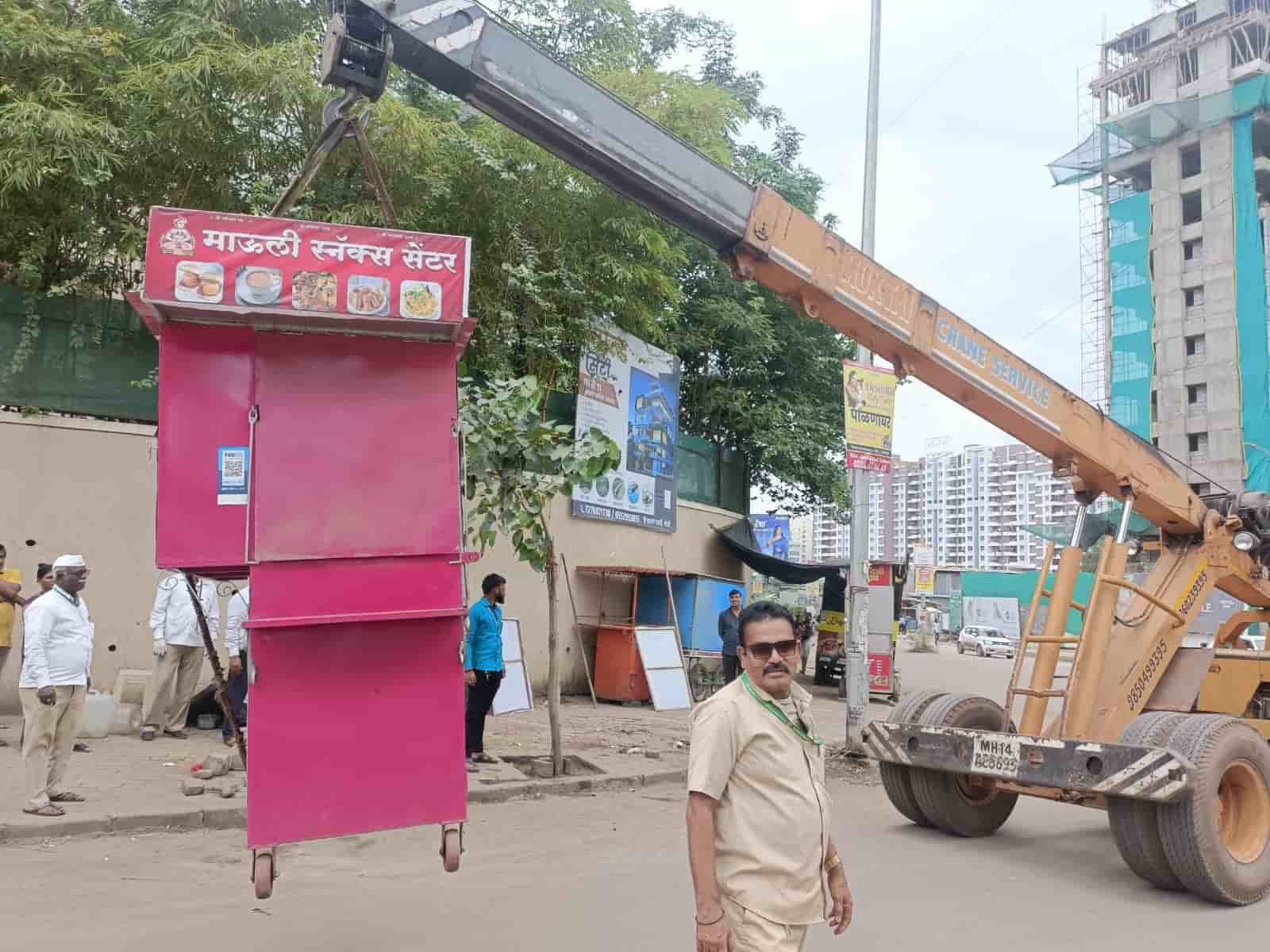 कुदळवाडीत  बेवारस वाहनांवर व टप-यावंर अतिक्रमण कारवाई...