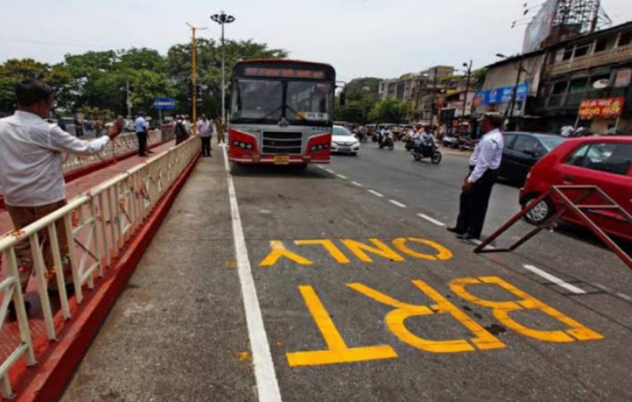 बीआरटी मार्गात घुसखोरी करणाऱ्या वाहनचालकांचा खिसा होतोय रिकामा..