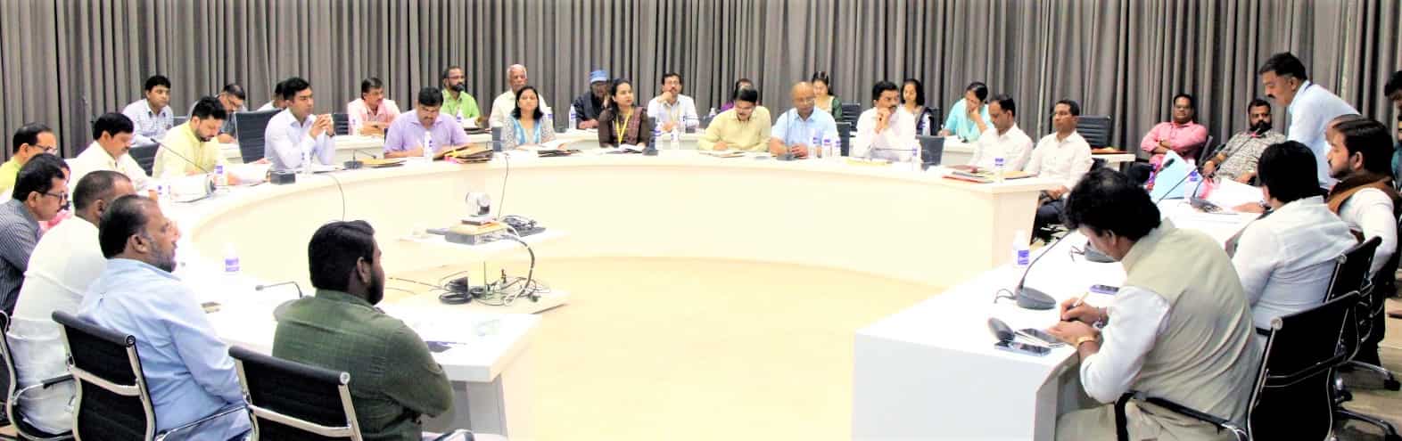 प्रशासकीय यंत्रणांनी संवेदनशील राहून आपली भूमिका जबाबदारीने पार पाडावी..