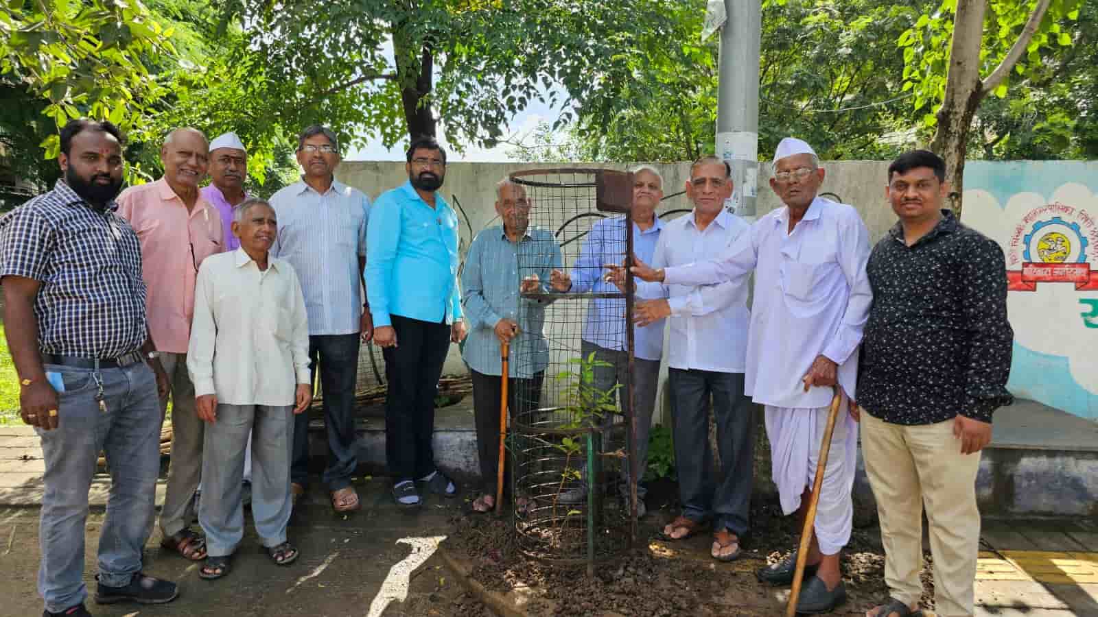 संत गाडगेबाबा महाराज जेष्ठ नागरिक व मराठवाडा जनविकास संघाच्या वतीने वृक्षारोपण...