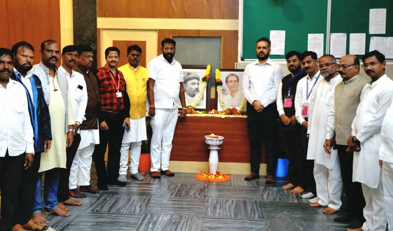 महापालिकेत महापुरुषांना अभिवादन...