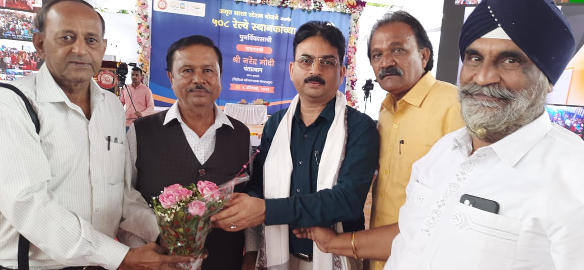 चिंचवड प्रवासी संघाकडून मध्य रेल्वे विभागाच्या अधिकारी व कर्मचाऱ्यांचा सत्कार...