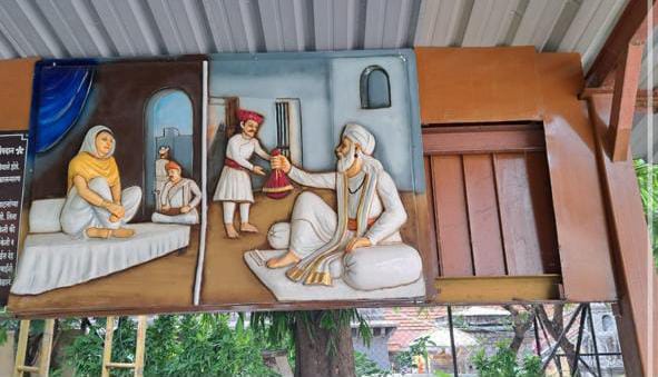 संभाजी महाराजांचा अवमान करणारा माहिती फलक मोरया गोसावी मंदिर व्यवस्थापनाने हटविला..