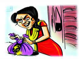 नवरा कामासाठी बाहेर पडताच पत्नी आणि सासूने केले घर साफ...