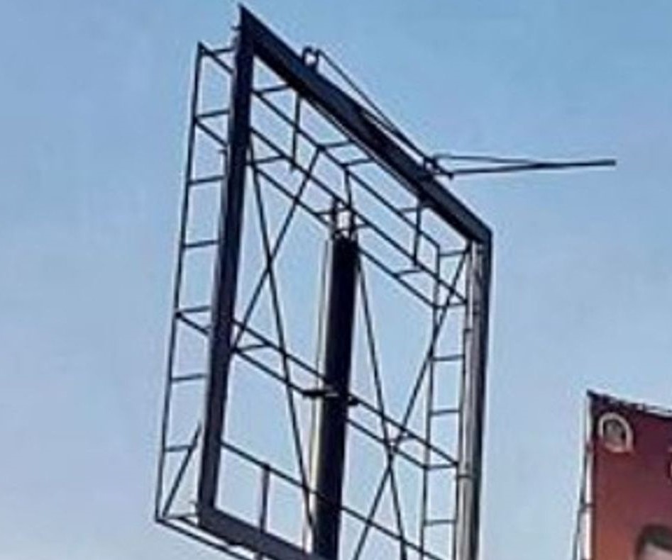 अरेव्वा... अनधिकृत होर्डिंग तोडण्यामुळे पालिकेच्या तिजोरीत जमा झाले अडीच कोटी..