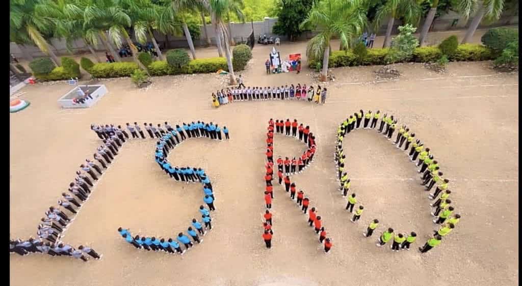 डुडुळगावातील ज्ञानभक्ती इंटरनॅशनल स्कूलमध्ये चांद्रयानचा आनंदोत्सव साजरा...