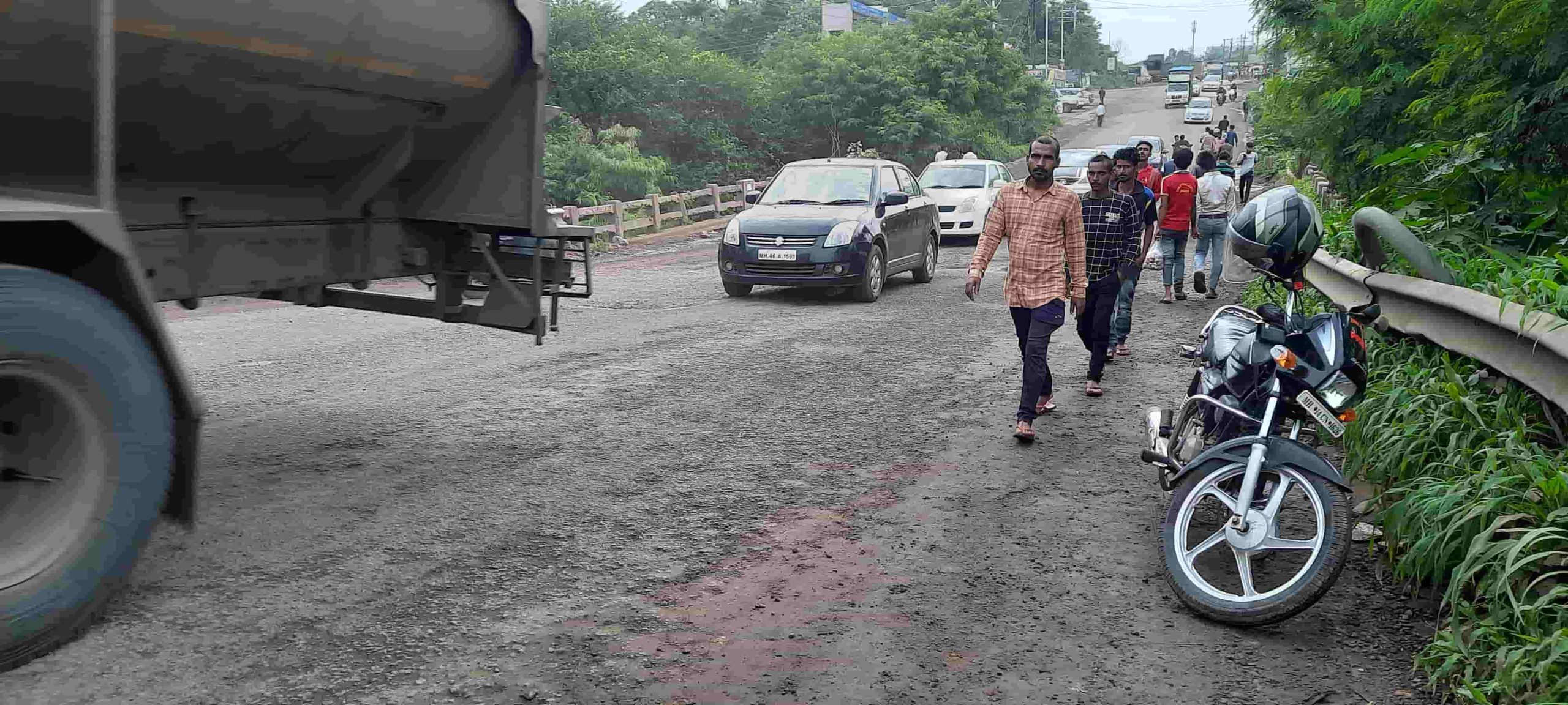 चाकण-तळेगाव मार्गावरील म्हाळुंगे पुलाला वाली आहे का कोणी?..
