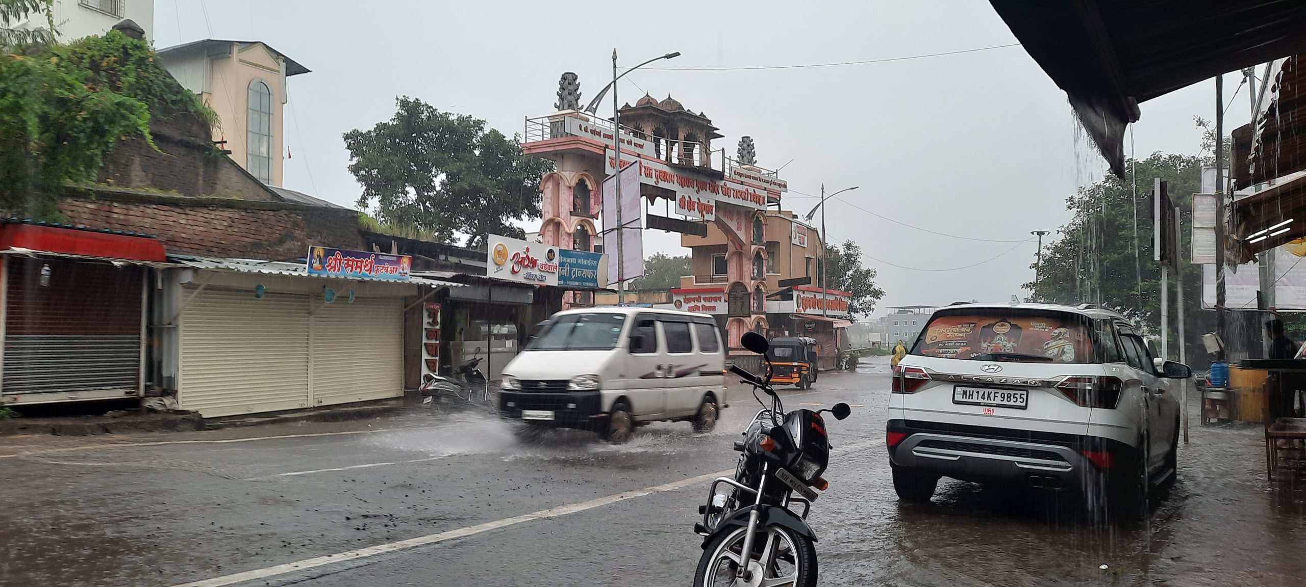 देहुगाव आणि लगतच्या परिसरात ढगांच्या गडगडाटासह जोरदार पाऊस..
