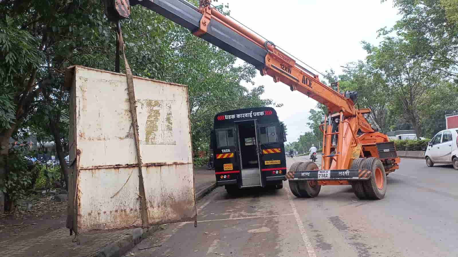 विश्रांतीनंतर पालिकेची अनधिकृत जाहिरात फलकांवर पुन्हा कारवाई...