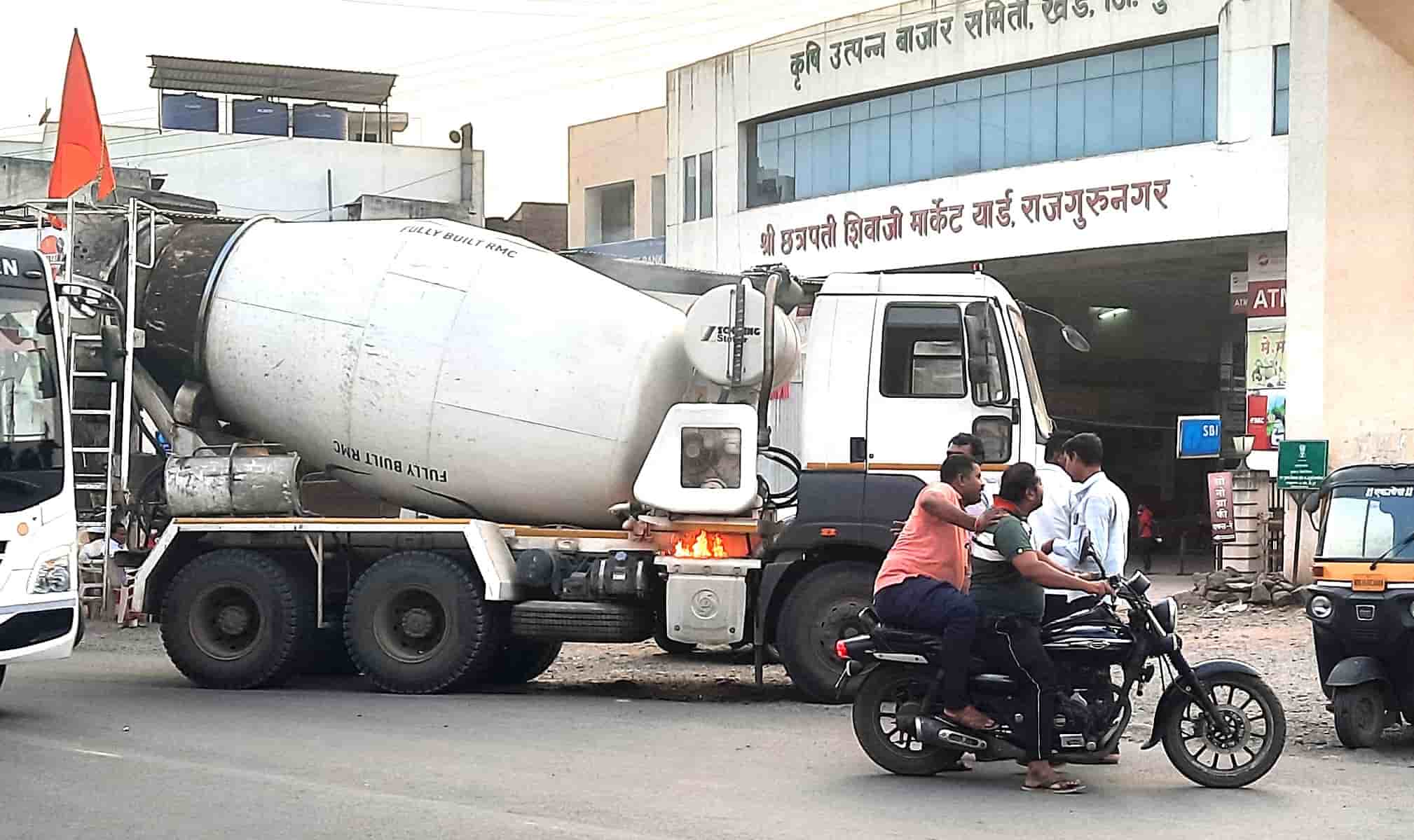 खेड तालुक्यातील राजगुरुनगर शहरात भर रस्त्यात टँकरने घेतला पेट...
