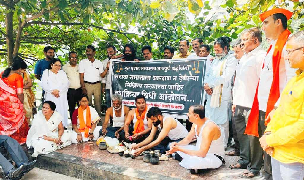 मराठा समाजाने घातला सरकारचा दहावा; संतप्त आक्रोश करत केले मुंडन...