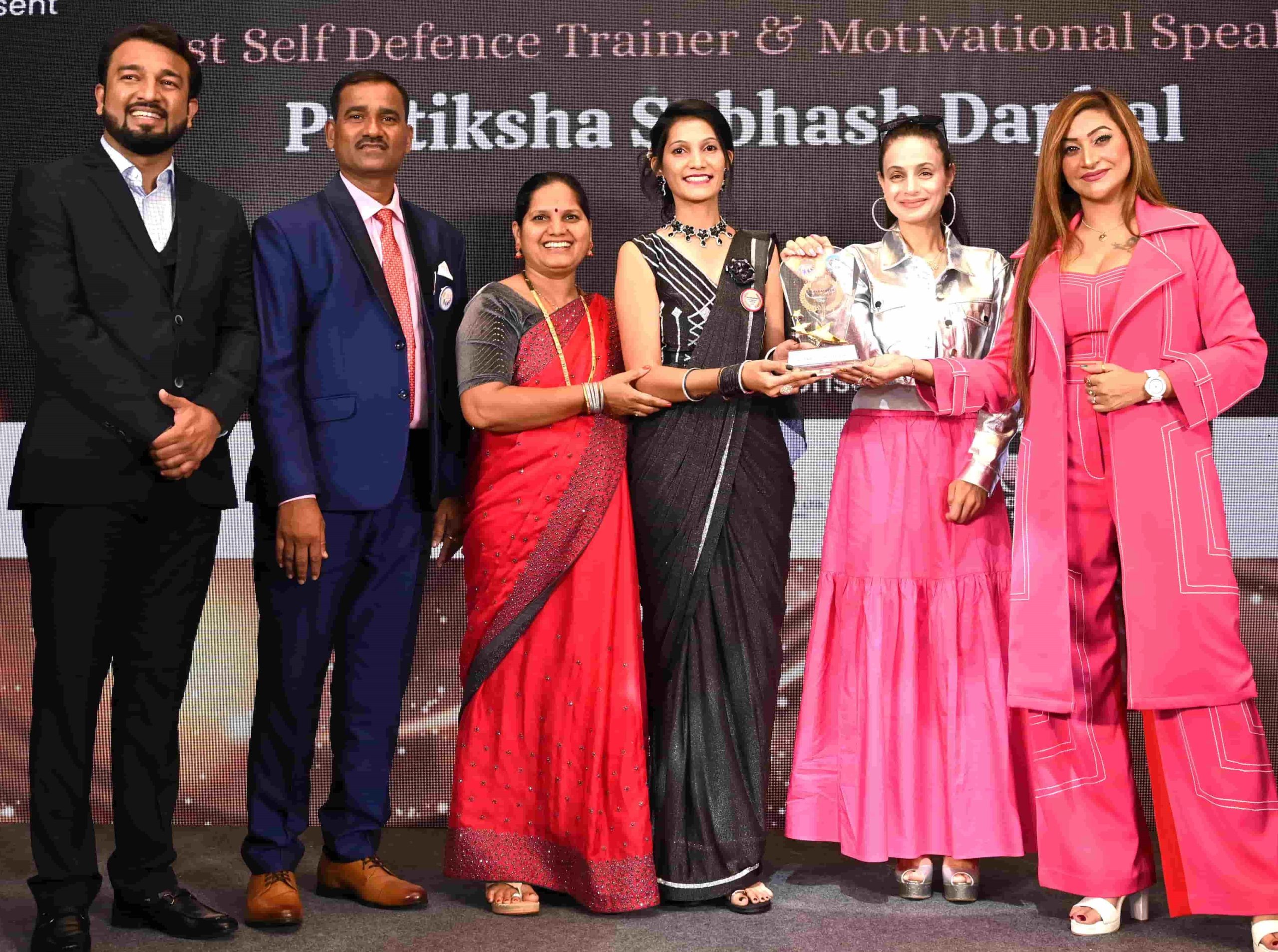 सिने अभिनेत्री अमिषा पटेल यांच्या हस्ते कु. प्रतिक्षा सुभाष डफळ यांचा सन्मान..