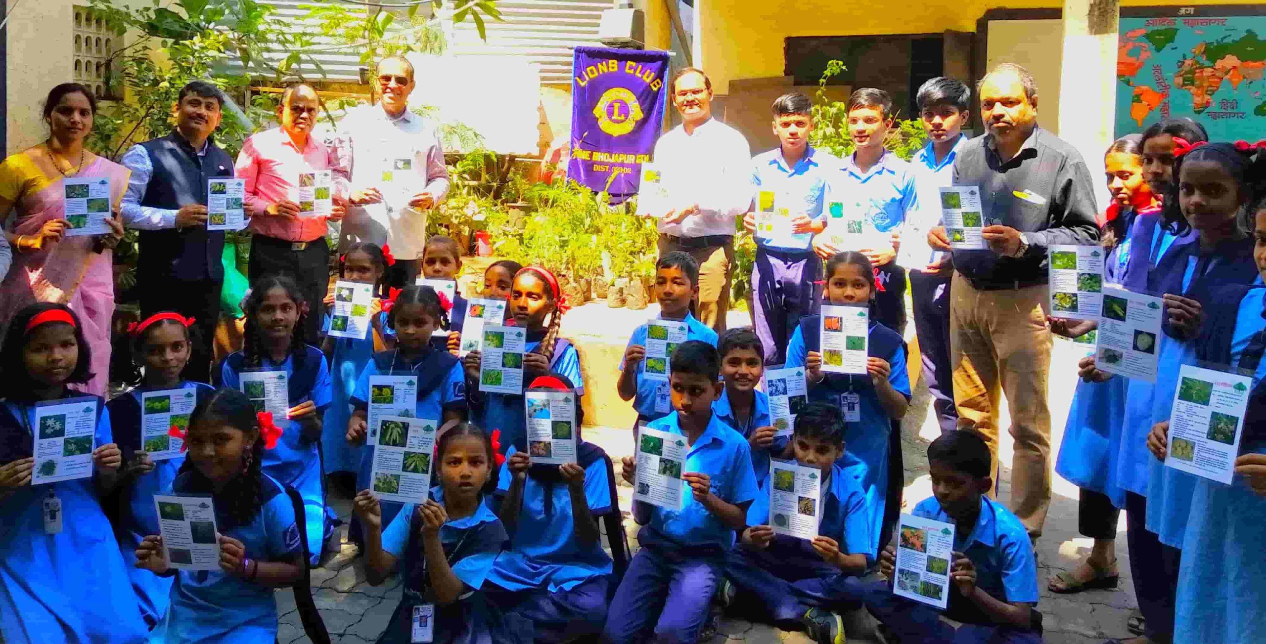 थेरगावच्या शाळेतील विद्यार्थ्यांनी स्वीकारले १०० देशी रोपांचे पालकत्व...