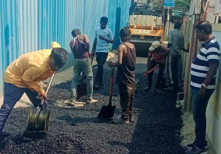 पिंपळे सौदागर विश्वशांती कॉलनीत रस्त्याच्या डांबरीकरणाला सुरुवात...