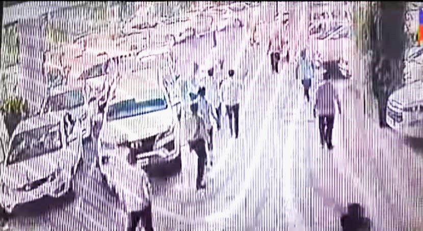 माजी नगरसेविकेच्या पतीकडून पालिकेच्या आवारातच बिल्डरला धक्काबुक्की...