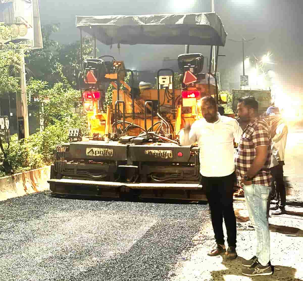 मोशीतील भारत माता चौक ते लक्ष्मी चौकापर्यंतच्या रस्त्याच्या डांबरीकरणाला सुरुवात..