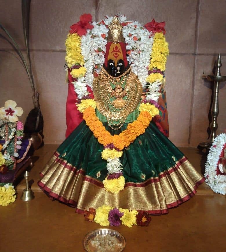 निगडीतील तुळजाभवानीच्या दर्शनासाठी भाविकांची गर्दी...