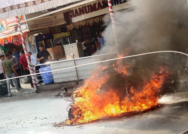 बिजलीनगरमध्ये धावत्या इलेक्ट्रिक दुचाकीने घेतला अचानक पेट...