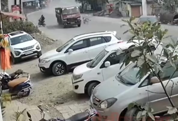 विटांची वाहतूक करणाऱ्या टेम्पोचा पिरंगुट घाटात थरार..