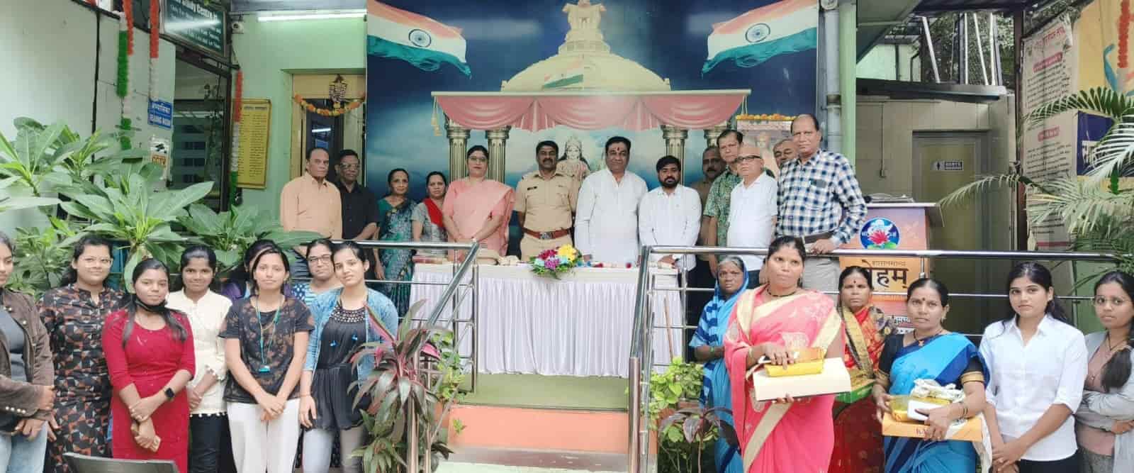 दिवाळीनिमित्त कचरावेचक आणि स्वच्छतादूत कर्मचाऱ्यांचा पिंपरीत सन्मान...