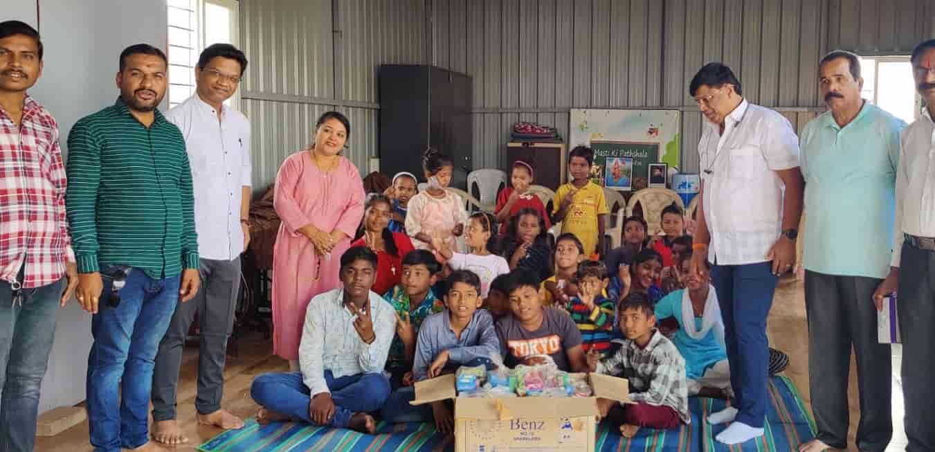 रस्टन कॉलनी मित्र मंडळ आणि शिवसेनेच्या संतोष सौंदणकरांकडुन रावेतमधील मुलांना फटाका किटचे वाटप...