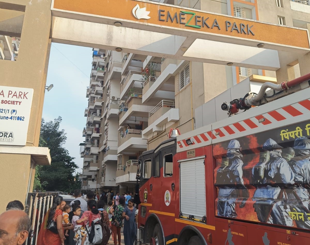 जाधववाडीमध्ये इमॅजिका पार्क इमारतीला आग..