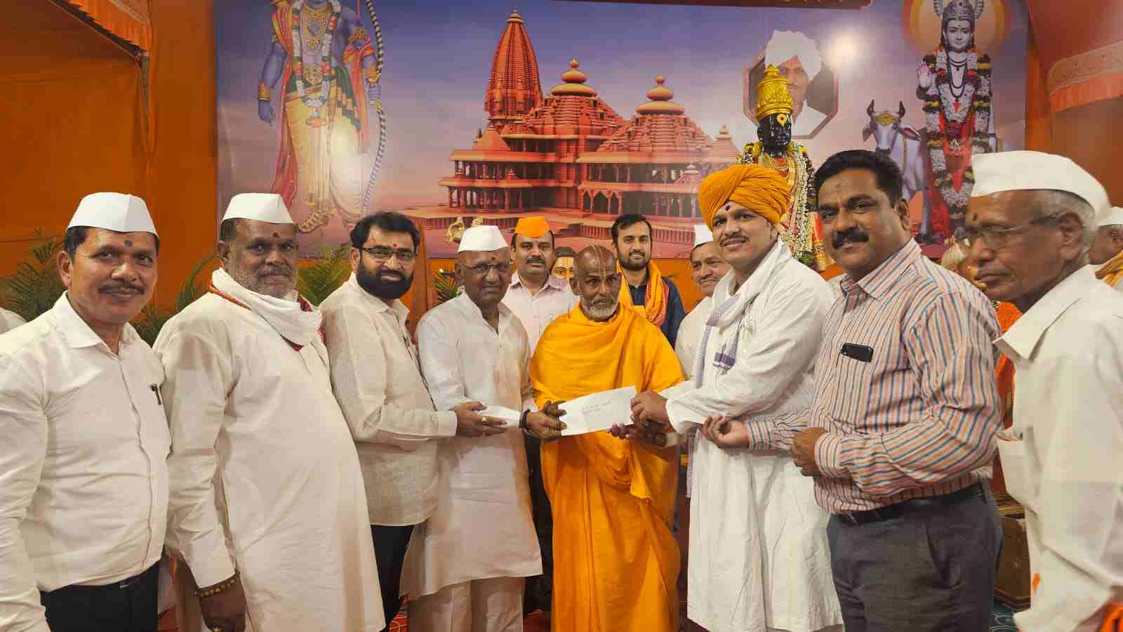 अरुण पवार व बालाजी पवार बंधूंची गाईंच्या चाऱ्यासाठी गो शाळेला आर्थिक मदत...