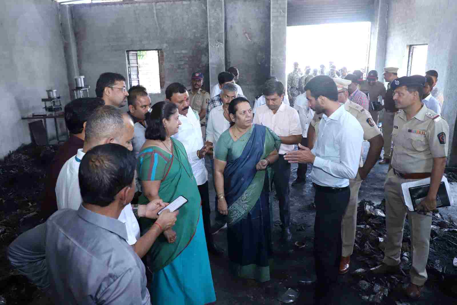 डॉ. नीलम गोऱ्हे यांनी तळवडे आग दुर्घटनास्थळाची केली पाहणी...