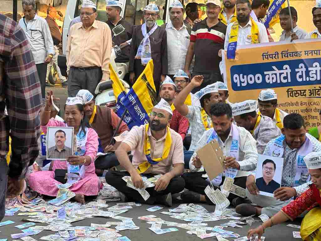 टीडीआर प्रकरणी आपचे पालिकेसमोर नोटांचे निषेध आंदोलन...