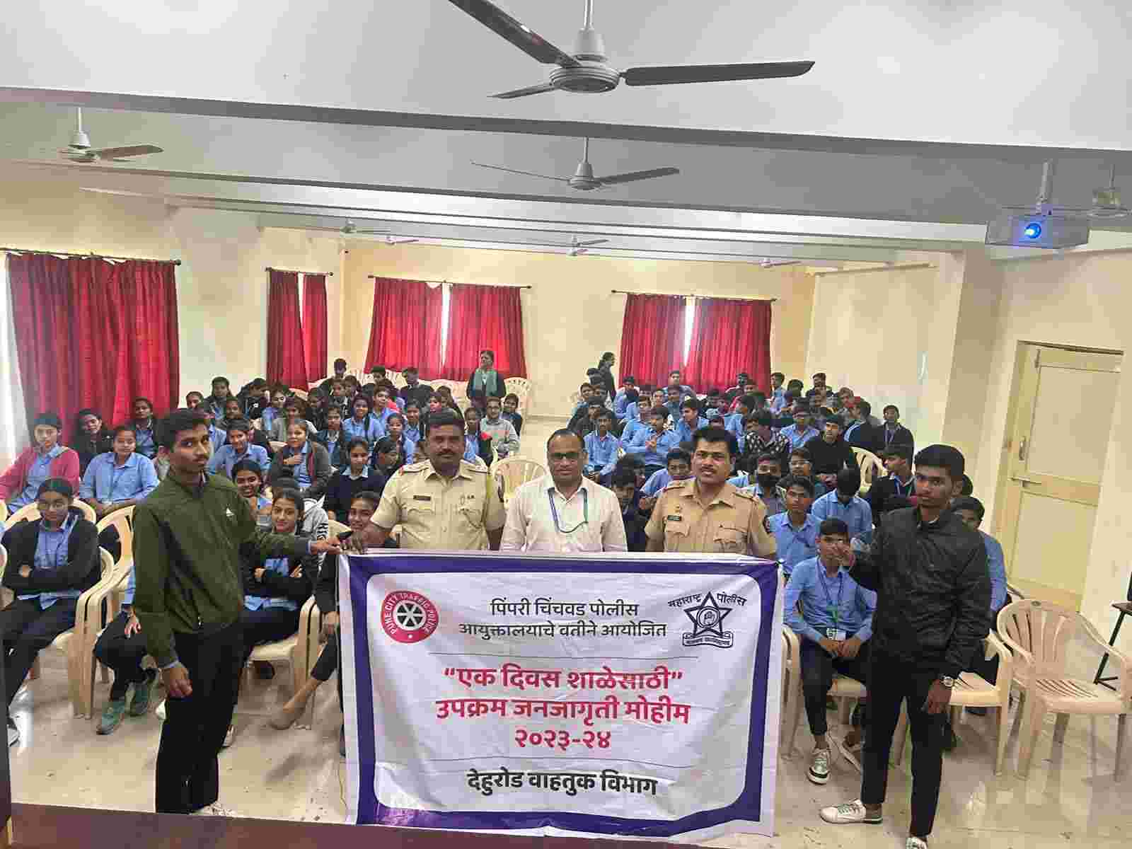'एक दिवस शाळेसाठी' उपक्रमांतर्गत मुलांमध्ये पोलिसांकडून जनजागृती...